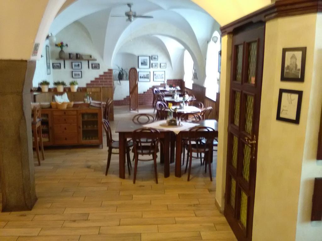 Penzion A Restaurace Modra Ruze Tabor Exterior photo